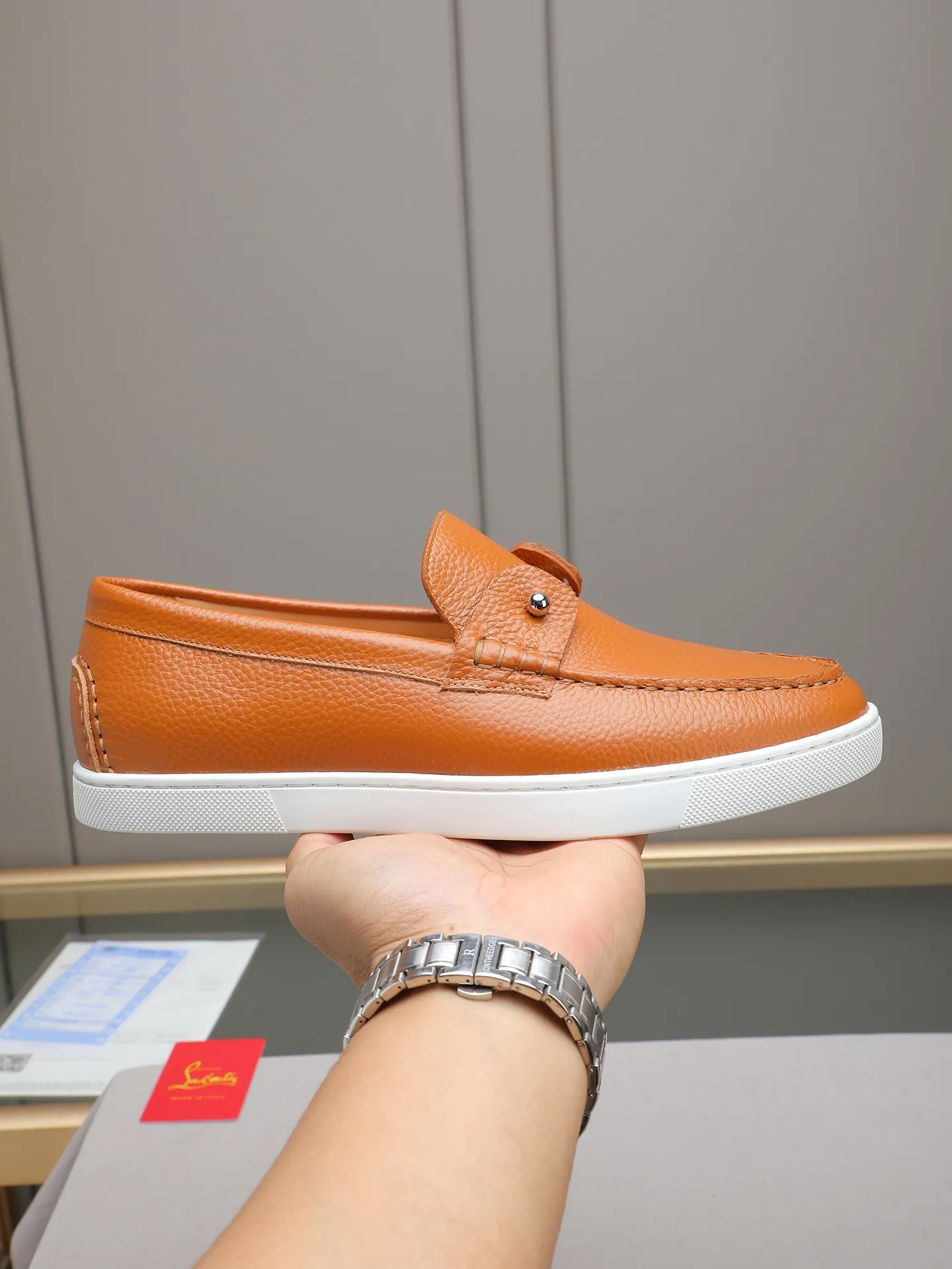 PP480 Christian Louboutin (red-soled shoes) Italian men's casual sneakers are shipped! Each pair of shoes from this Italian handmade shoe brand has a simple and classic design, which is very comfortable and versatile! The upper fabric of this shoe is made of imported cowhide, with high-end and comfortable cowhide lining! The outsole is made of original rubber bottom sheets and is lined with cowhide! Brand-specific mold-opening foot bed, exclusive private mold control! Original box packaging! 39 40 41 42 43 44 (38 45 46 customized)